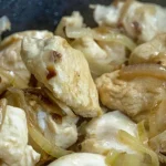 pileshko-zadusheno-v-luchen-sos-retsepta-za-perfektno-goreshto-yastie.webp.webp