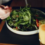 salata-ot-zele-koyato-prechistva-osvezhava-i-zarezhda-s-energiya.webp.webp